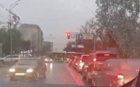 Водитель устроил опасную езду по встречке в Алматы