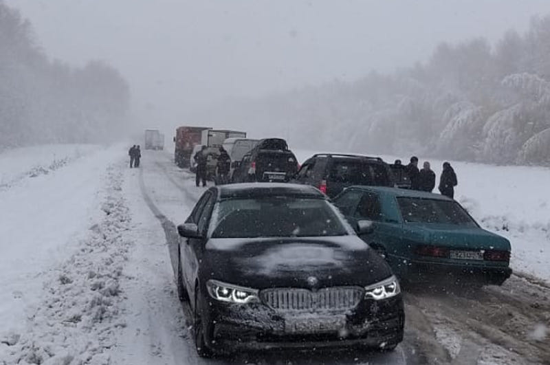 ШҚО-ға қалың қар түсіп, 40-тан астам көлік жолда қаңтарылып қалды