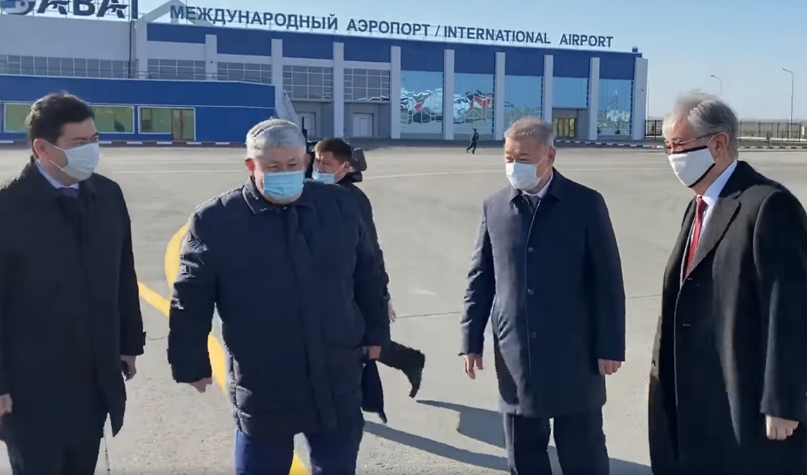 Токаев в маске сошел с трапа самолета в Семее. Видео