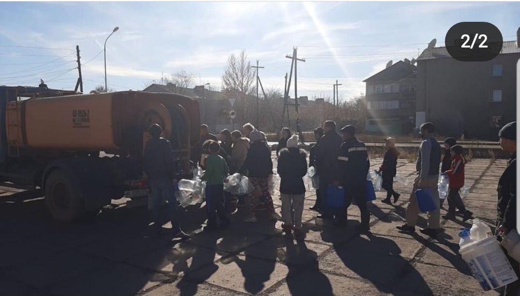 Жители Сарани караулят водовозки. В городе авария. Фото