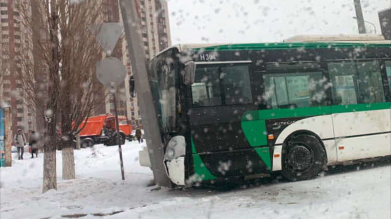 Нұр-Сұлтанда жолаушылар автобусы жол апатына ұшырады