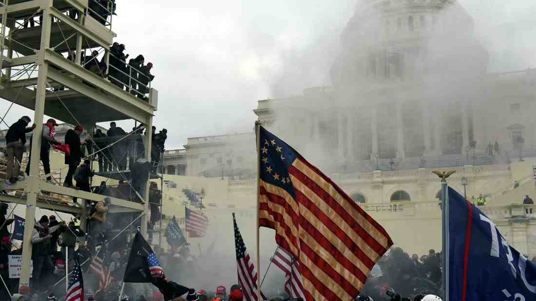 Трамптың жақтастары Вашингтонда Сенат залын басып алды (ФОТО, ВИДЕО)