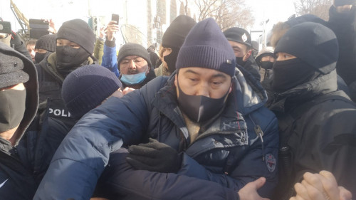 Ермахан Ибраимов митингке шыққандарға қарсы ұмтылғанын жуып-шаюда