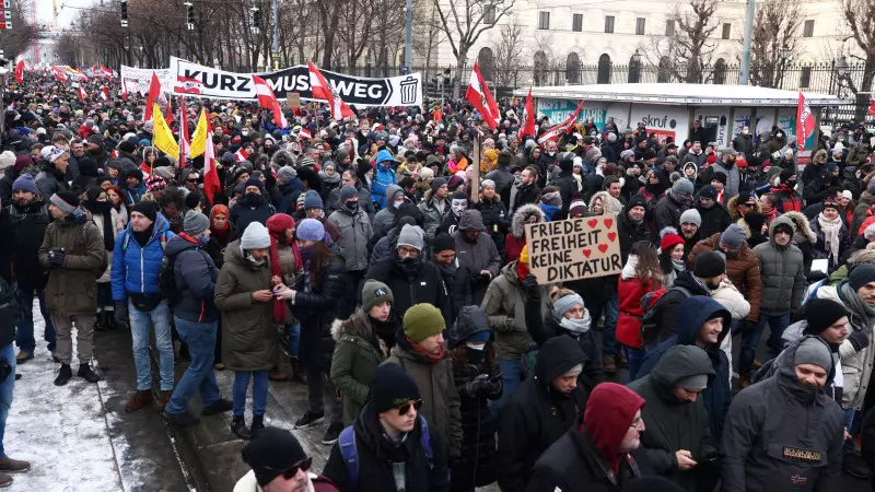 "Қамалып отыру мүмкін емес!": 6 мыңнан астам адам карантинге қарсы ереуілдетті