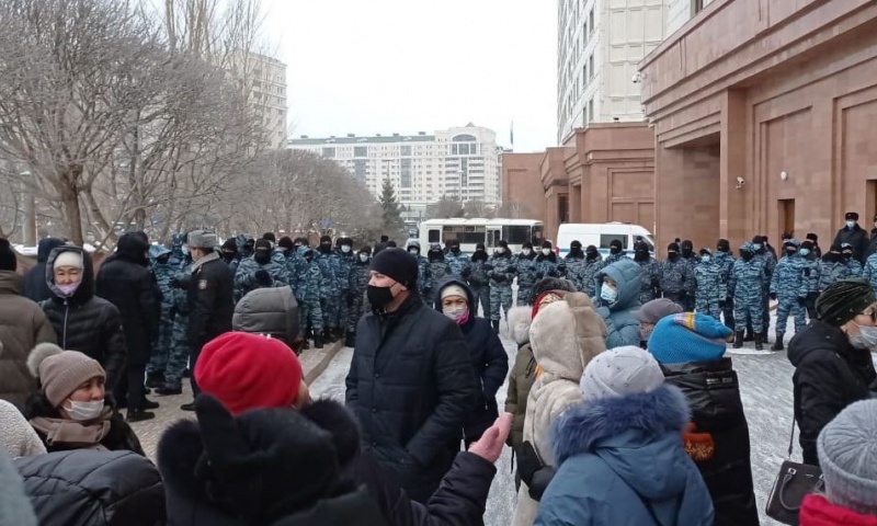 Нұр-Сұлтанда наразы әйелдер депутаттардың ел алдына шығуын талап етті