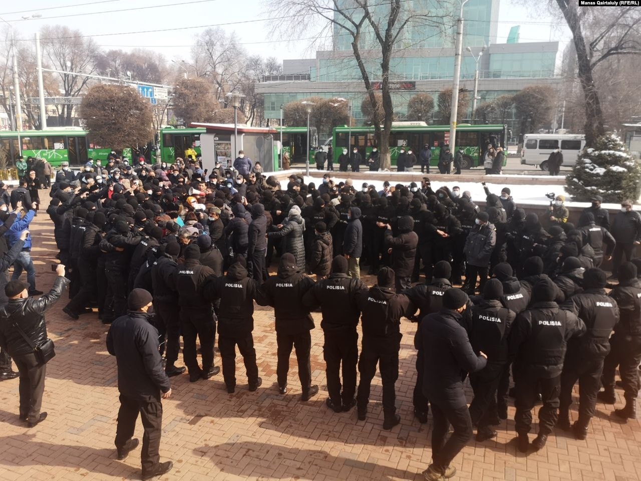 Алматыдағы митингте жарақаттанған екі әйелді жедел жәрдем алып кетті