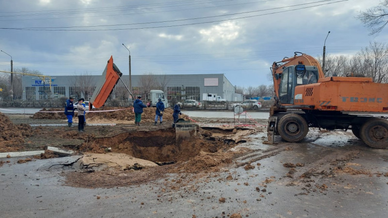 В Уральске провалился асфальт