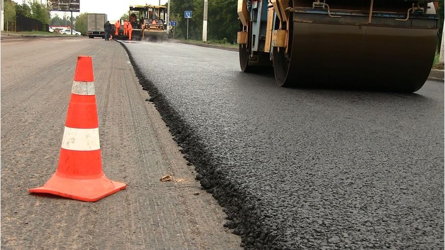 В микрорайоне города Уральск асфальтируют 5 улиц