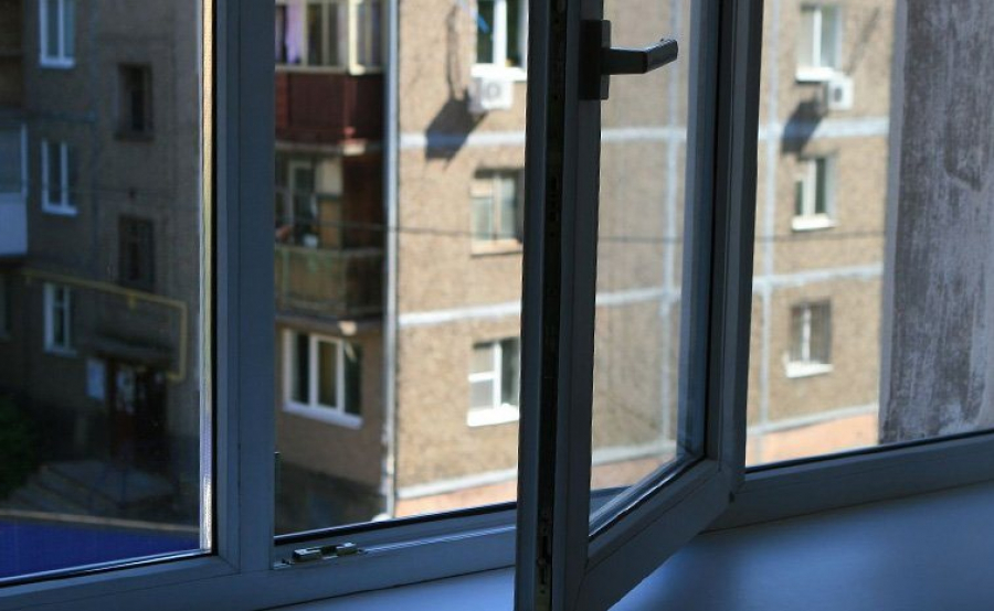 9-летняя девочка выпала из окна пятого этажа в Павлодаре