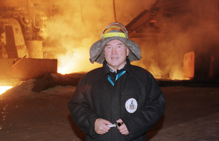 "Пайдасы тиді": Назарбаев әріптестерін Металлург күнімен құттықтады