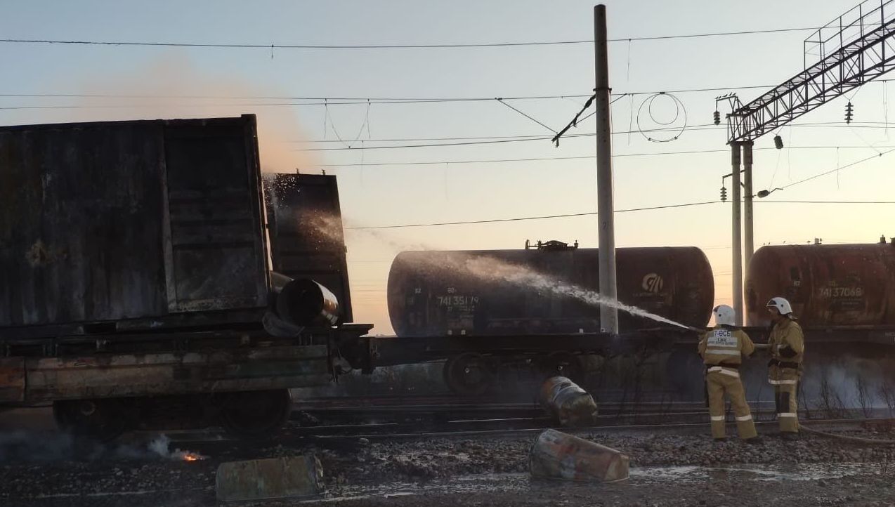 ЧП в Арыси: Загорелись вагоны с фосфором