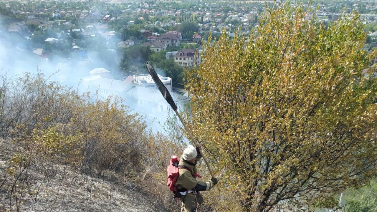 Склон горы загорелся в Алматы