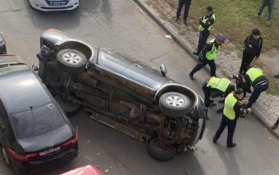 Угнал машину, сбил полицейского, перевернул машину: Парень из Караганды ехал "покорять" столицу