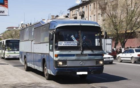 Пассажирку вытолкали из автобуса и избили в Темиртау (ВИДЕО)