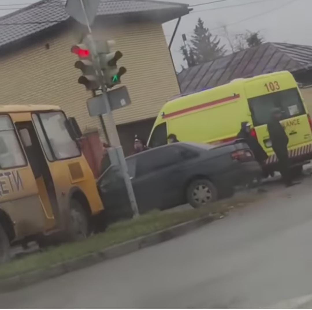 Пожарная машина столкнулась со школьным автобусом в Павлодаре