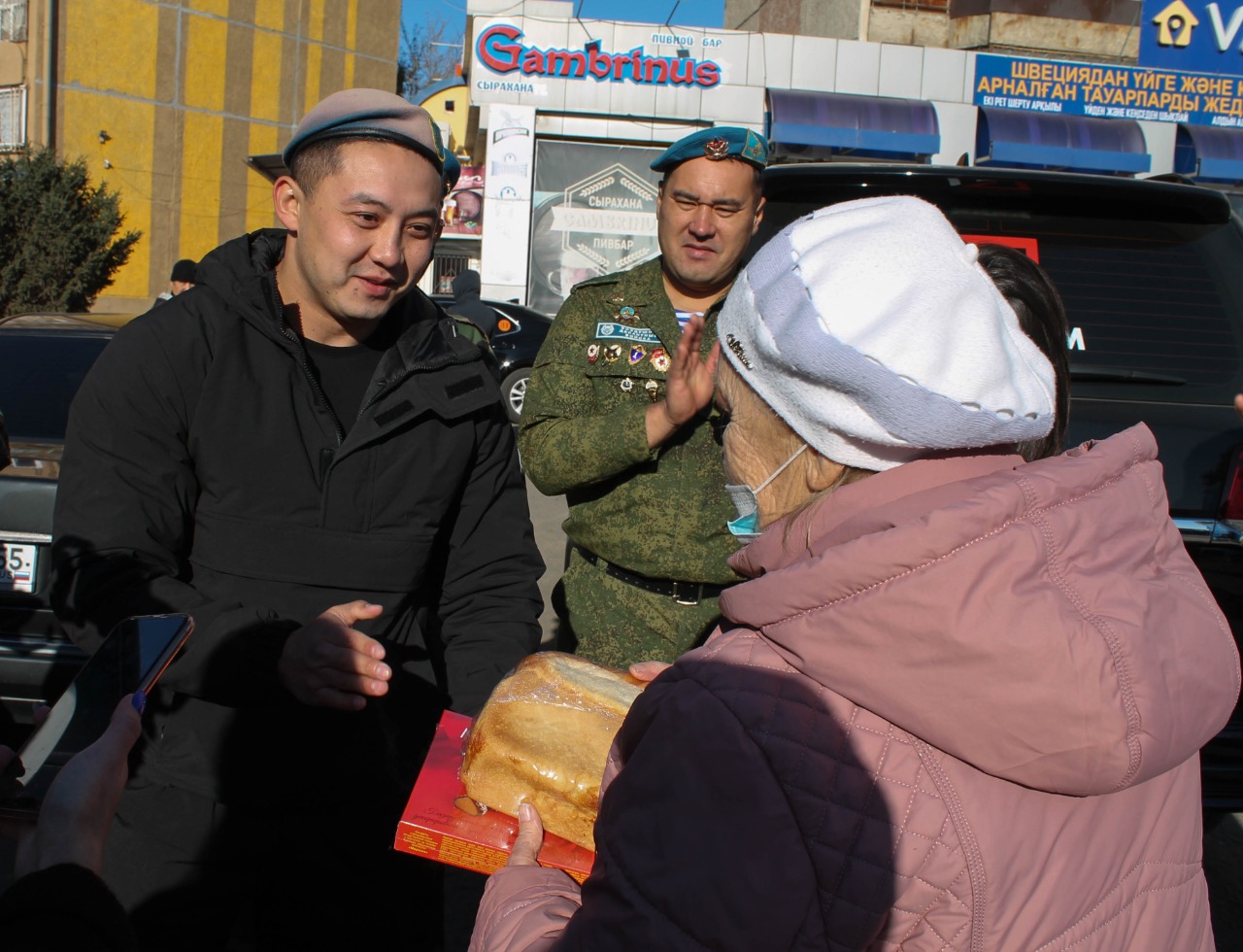 В Павлодаре активисты раздали горожанам 600 булок хлеба