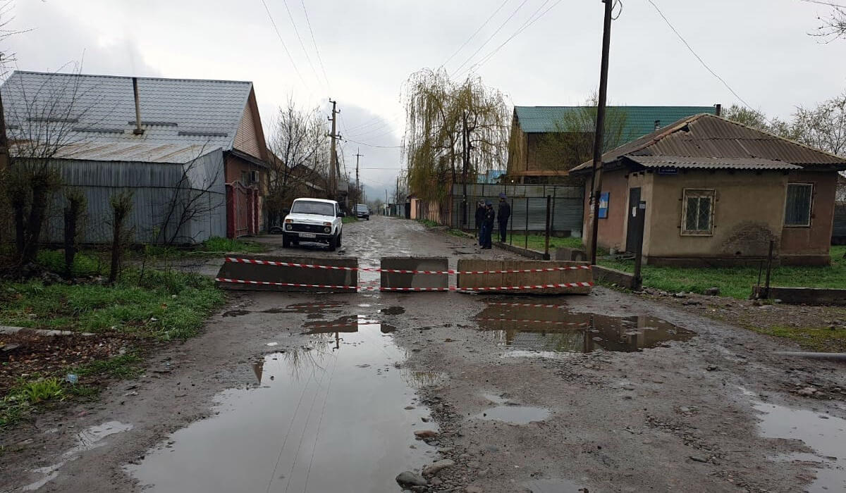 Алматы облысында наразы тұрғындар жолды жауып тастаған