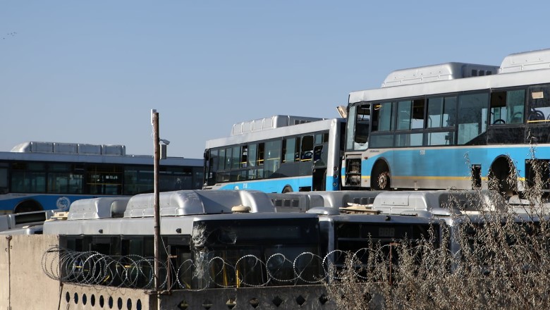 Автобус на автобусе: Груду общественного транспорта без колёс запечатлел алматинец