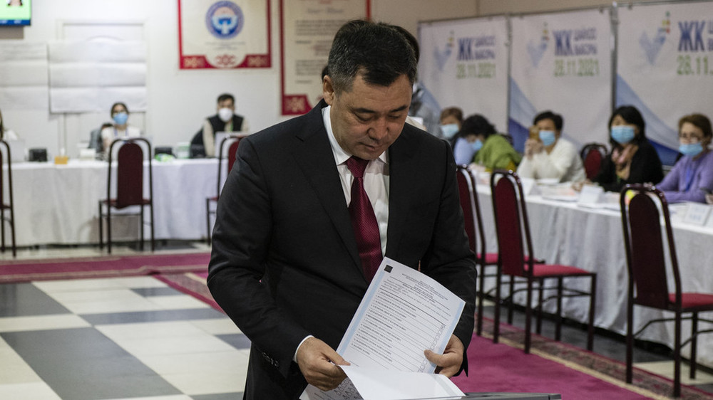 Қырғызстан президенті түрмедегі кандидатқа дауыс берген