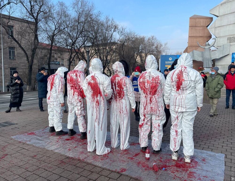 В память о жертвах Жанаозена и Желтоксана: Необычный перфоманс провели в Алматы