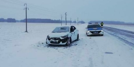 Автомобиль департамента образования СКО обстреляли на трассе