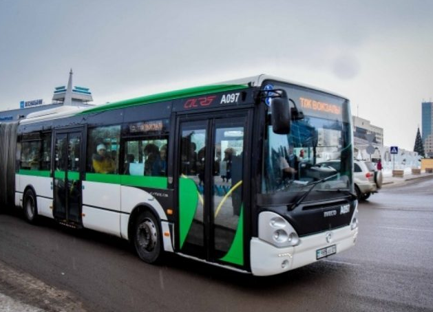 Автобус с пассажирами врезался в забор в Нур-Султане