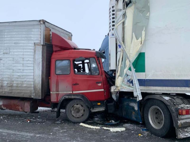 В Актюбинской области столкнулись четыре грузовика