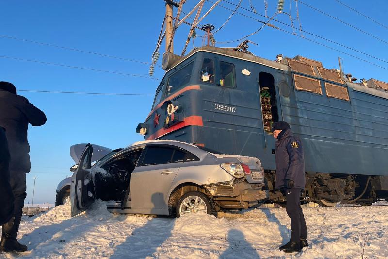 Легковушка столкнулась с поездом на железнодорожном переезде в Костанае