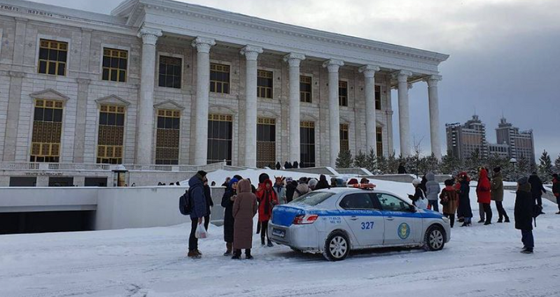 В "Астана опера" взрывное устройство? Зрителей театра эвакуировали