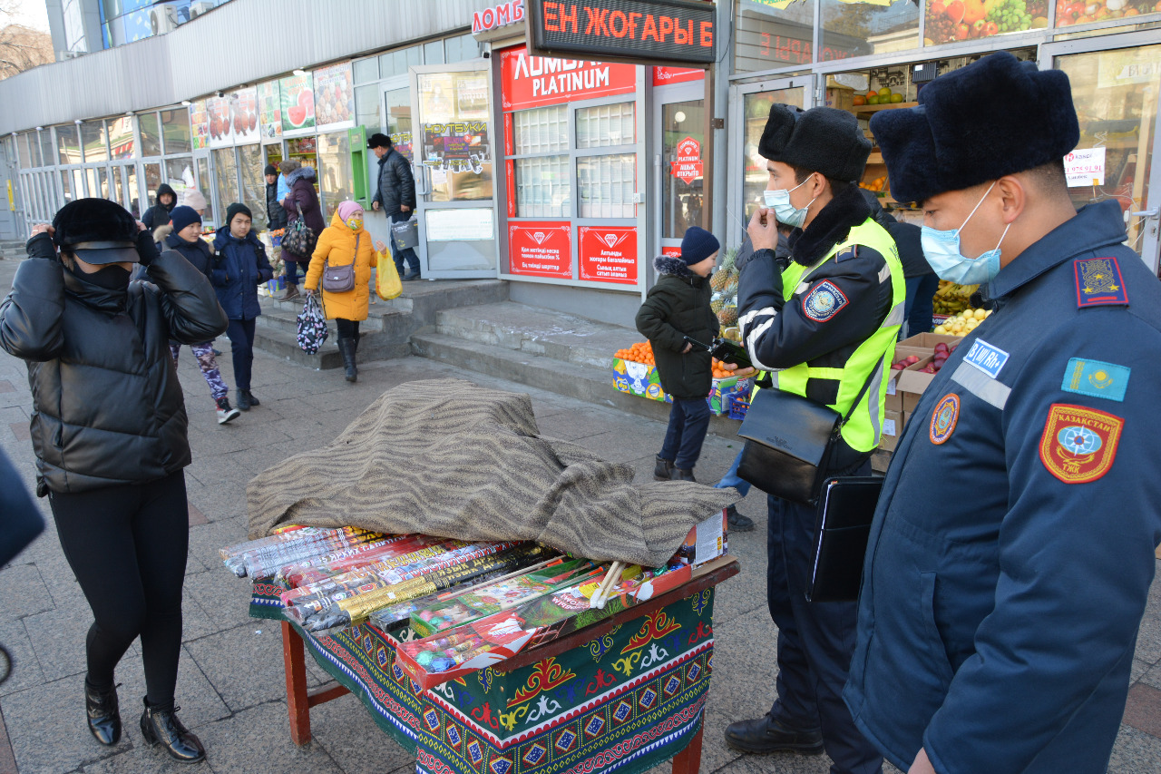 Двое суток до Нового года: Как казахстанцам покупать пиротехнику, чтобы избежать трагедии?