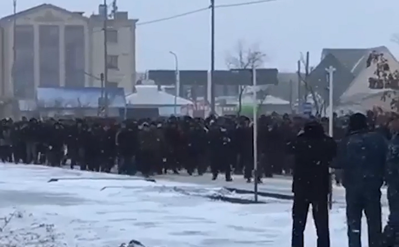 В Атырау начались столкновения с полицией