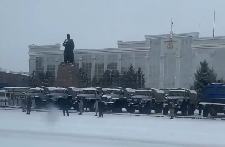 Военные выстроены перед акиматом ВКО