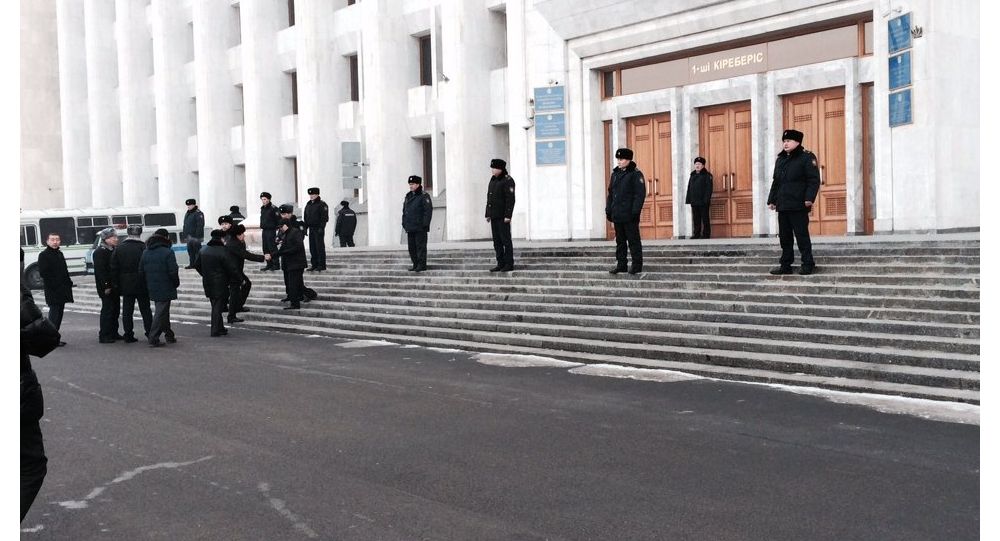 Протестующие с резиновыми дубинками штурмуют акимат Алматы