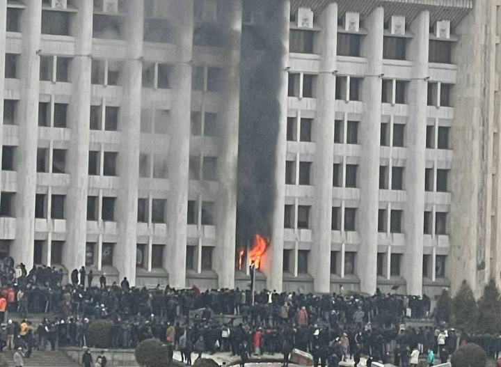 Огонь полыхает в здании акимата Алматы