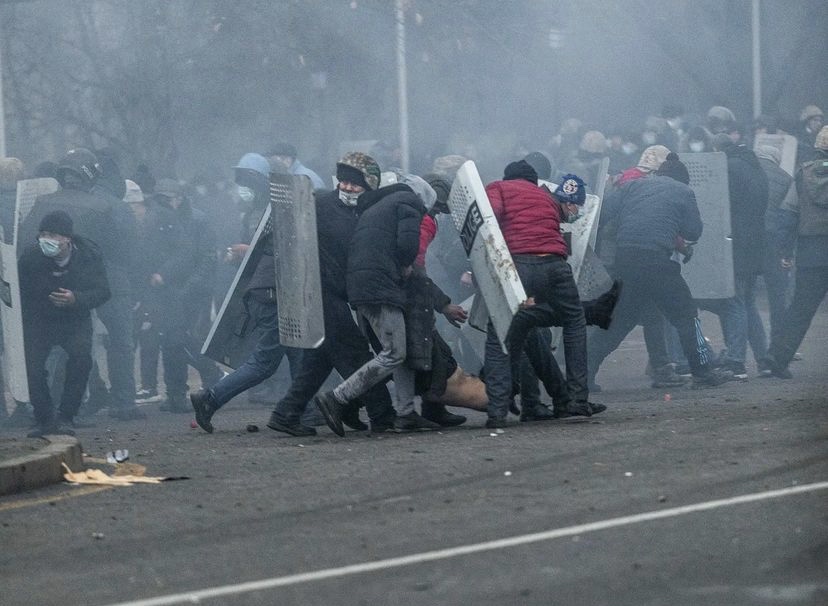 Почти 400 гвардейцев пострадали в ходе массовых беспорядков в Казахстане