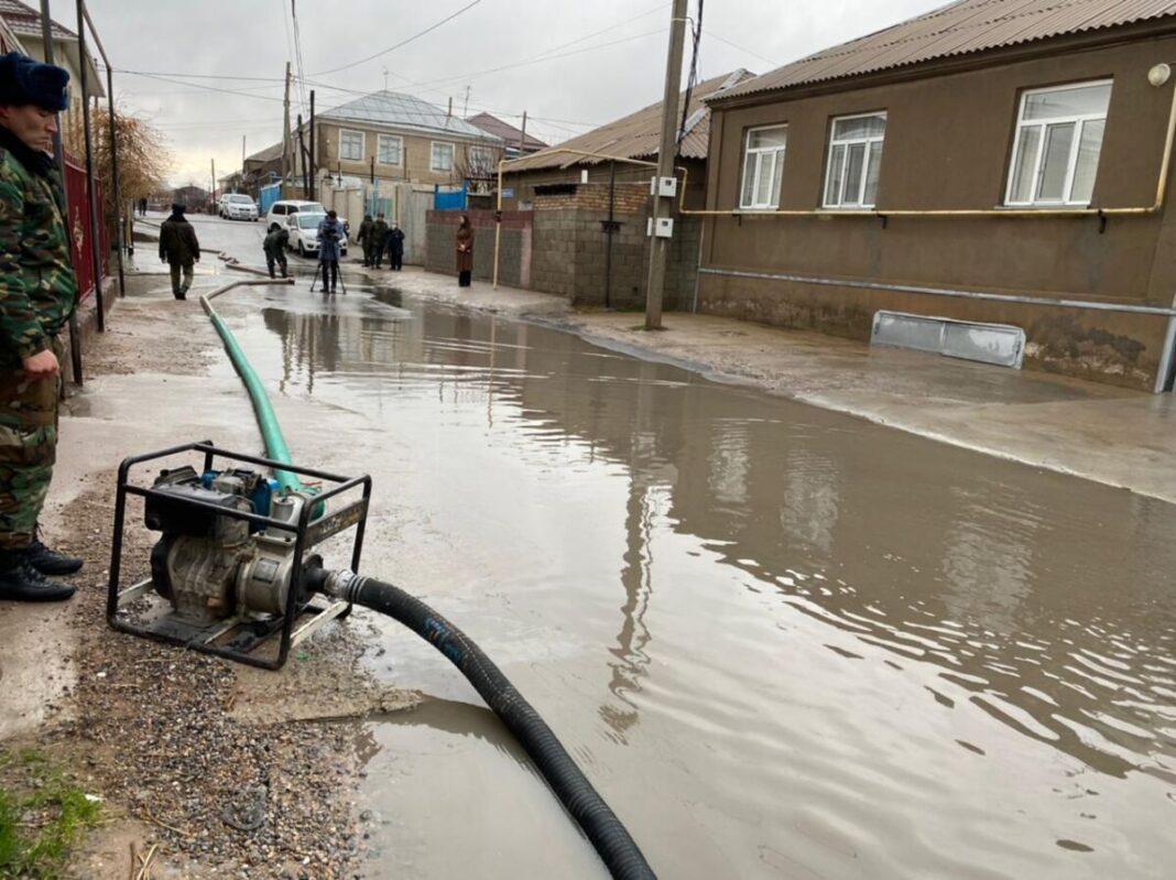 Мощный ливень затопил улицы и дворы Шымкента