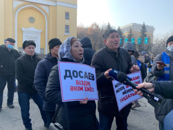 "Досаев біздің әкім емес": Алматылықтар митингке шықты