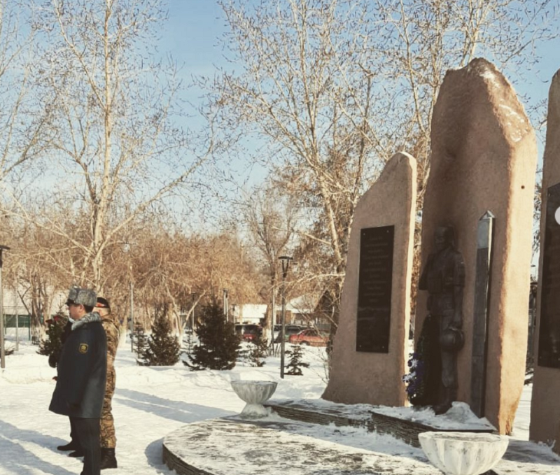 "Совсем человечность потеряли": В Павлодаре неизвестные сожгли венки в сквере Миротворцев