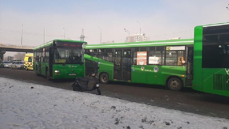 Три автобуса столкнулись в Алматы