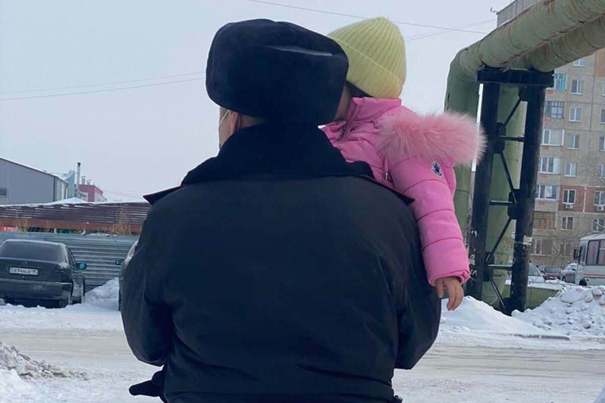 Потерянную 3-летнюю девочку обнаружил водитель автобуса в Петропавловске