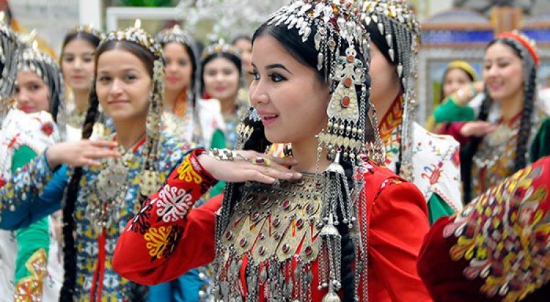 Жительницы Туркменистана получат по три доллара на 8 марта