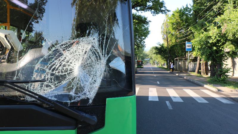 В Алматы автобус влетел в забор частного жилого дома