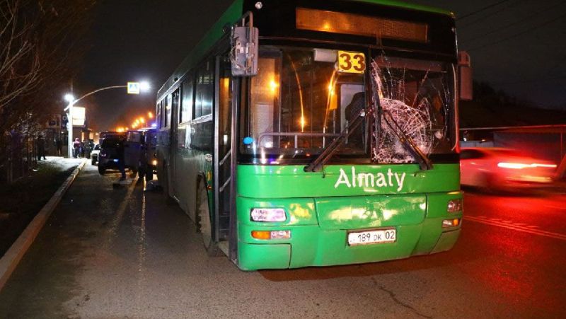 Пешеход погиб под колёсами автобуса в Алматы