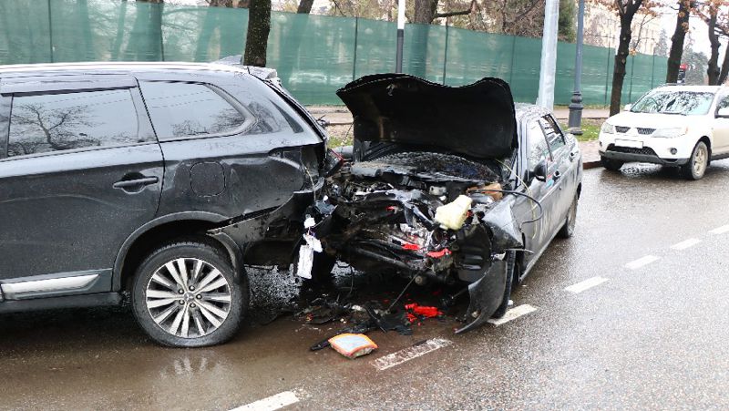 Две машины столкнулись в Алматы: Пострадали водитель и пассажир