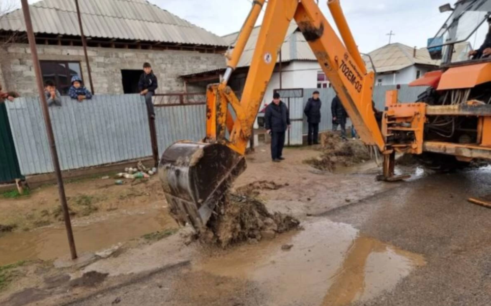 «Су жерге де сіңбейді»: Толассыз жауған жаңбырдан кейін Түркістан облысын су басты