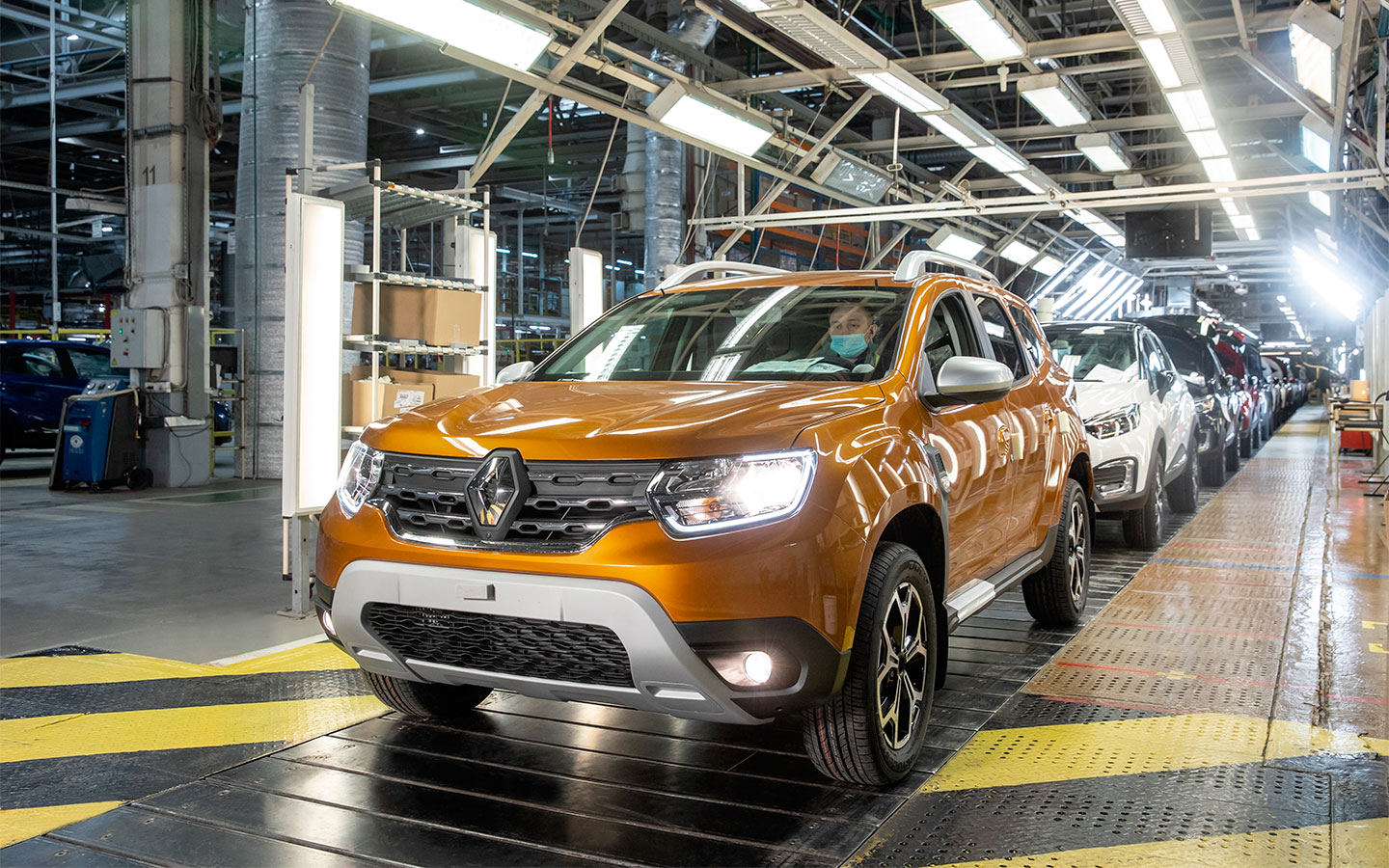 Renault останавливает производство в России