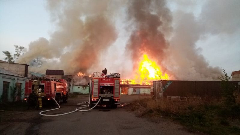 Пожар на рынке в Щучинске: При тушении найдено тело сторожа