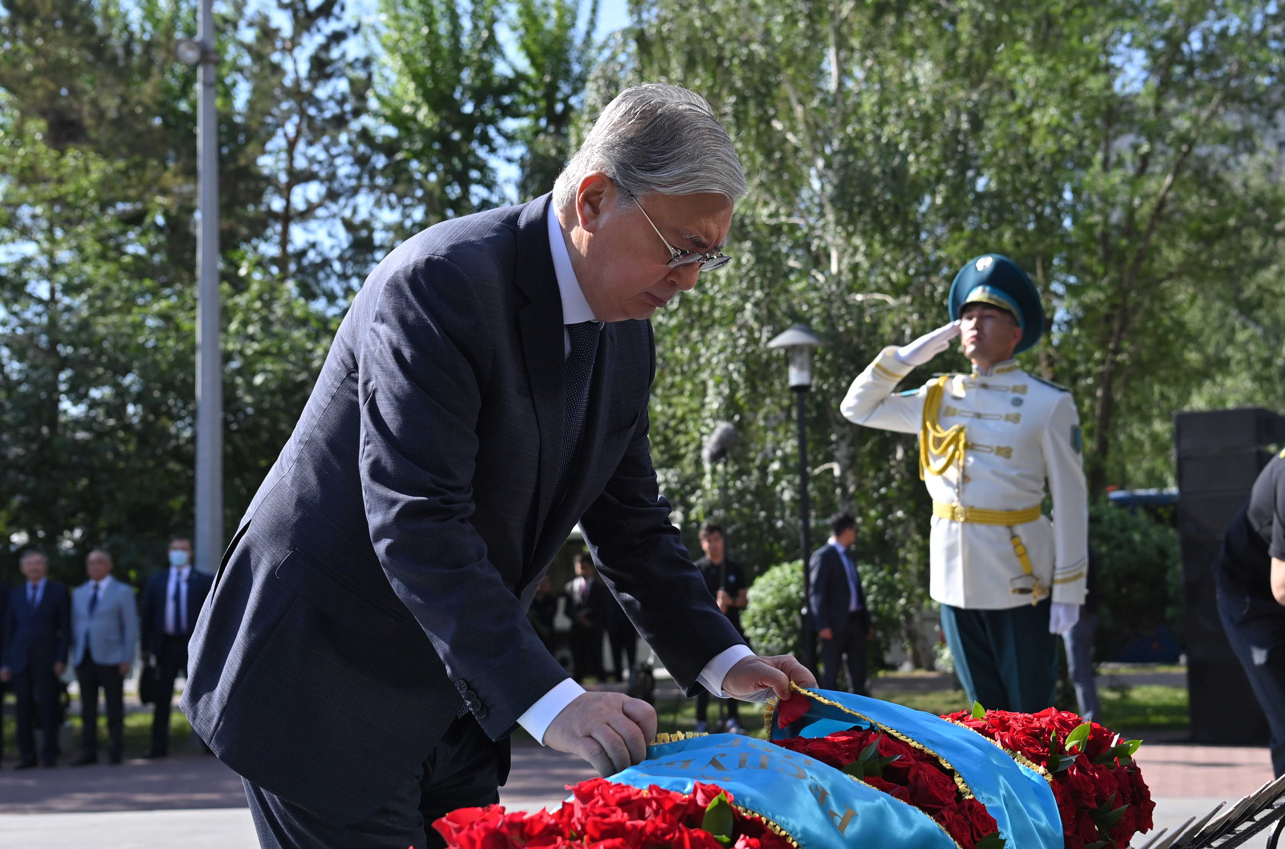 Президент Саяси қуғын-сүргін және ашаршылық құрбандарының рухына тағзым етті