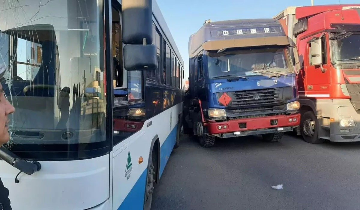 Грузовик врезался в автобусы с пассажирами в Актобе: Есть пострадавшие