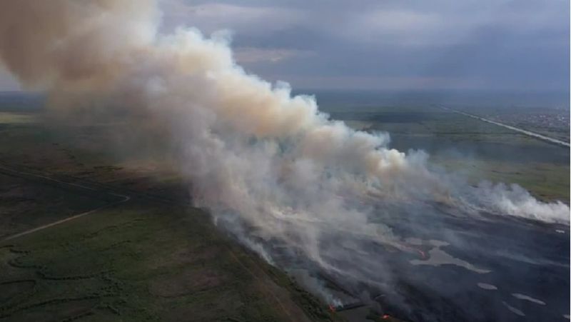 В Нур-султане сутки горит камыш